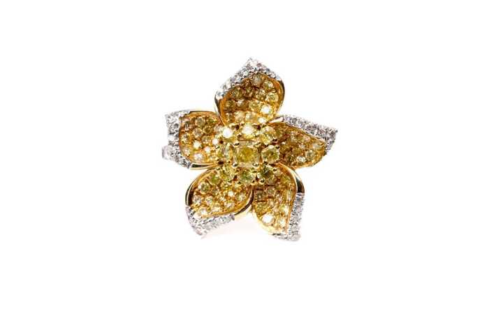 A yellow and white diamond flower ring in 18ct yellow gold