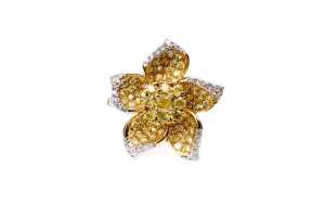 A yellow and white diamond flower ring in 18ct yellow gold
