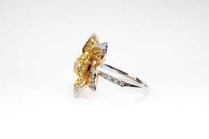 A yellow and white diamond flower ring in 18ct yellow gold - 2