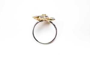A yellow and white diamond flower ring in 18ct yellow gold - 3