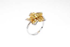 A yellow and white diamond flower ring in 18ct yellow gold - 4
