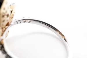 A yellow and white diamond flower ring in 18ct yellow gold - 5