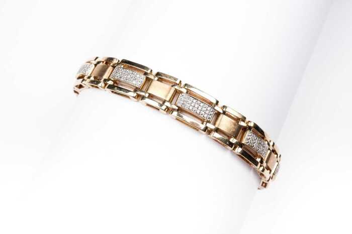 A diamond bracelet in 10 carat yellow gold