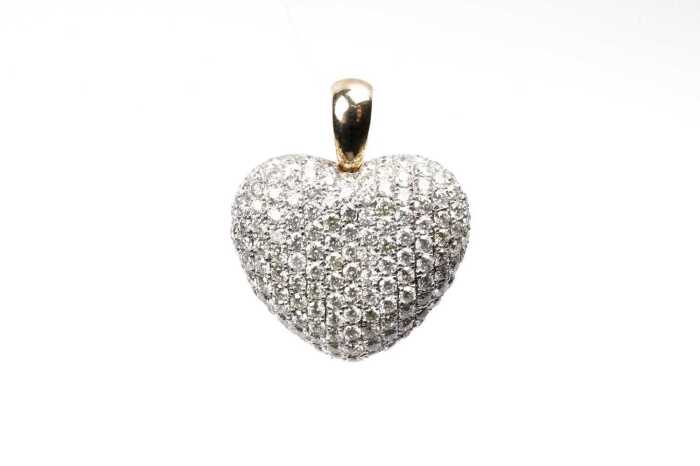 A diamond heart pendant in 9 carat yellow gold