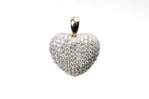 A diamond heart pendant in 9 carat yellow gold