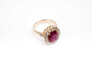 A ruby and diamond ring in 14 carat yellow gold - 2