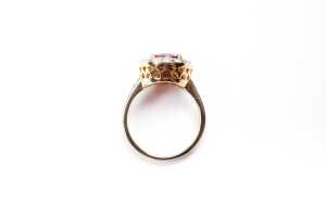 A ruby and diamond ring in 14 carat yellow gold - 4