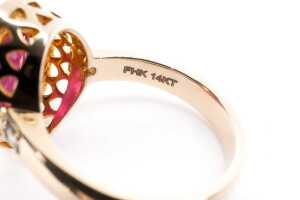 A ruby and diamond ring in 14 carat yellow gold - 5