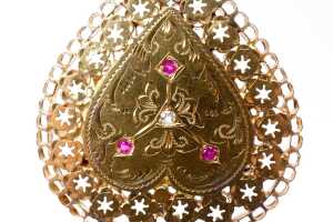 A ruby and white sapphire brooch/pendant in 22 carat yellow gold - 2
