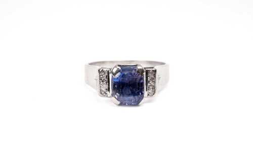 A vintage Ceylon sapphire and diamond ring in 18ct white gold