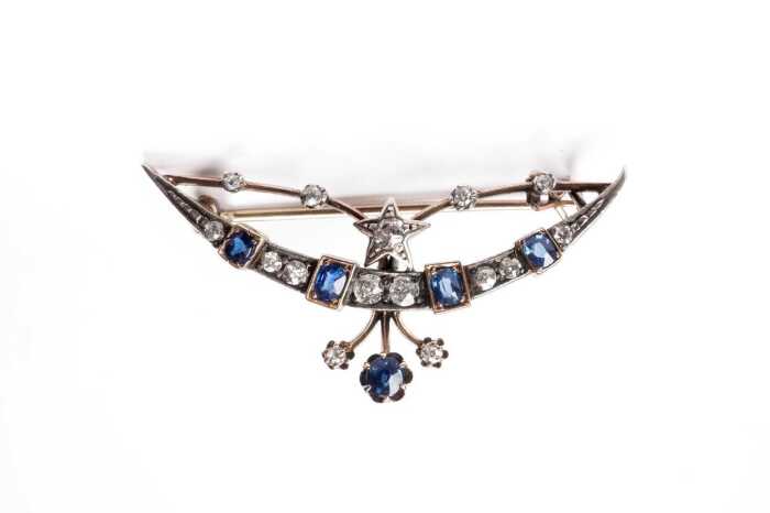 A Victorian sapphire and diamond brooch in 9 carat yellow gold