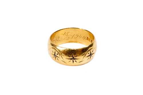 A vintage wedding band in 23 carat yellow gold