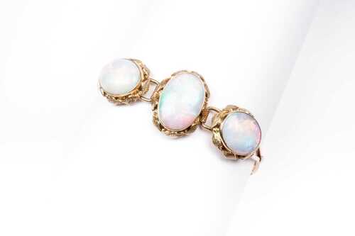 A vintage opal bracelet in 9 carat yellow gold