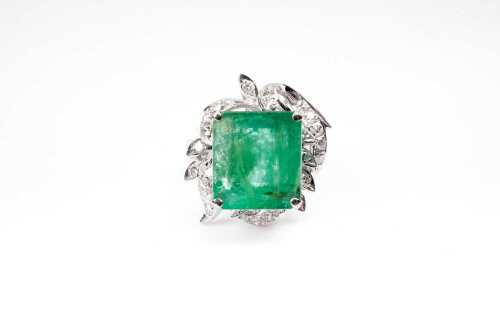 A vintage emerald and diamond ring in 18 carat white gold