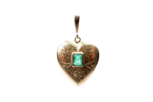 A vintage emerald heart pendant in 9 carat yellow gold
