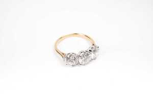 A diamond trilogy ring in 18 carat yellow and white gold - 2
