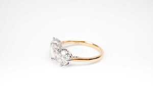 A diamond trilogy ring in 18 carat yellow and white gold - 3