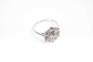 A diamond cluster ring in 14 carat white gold - 2