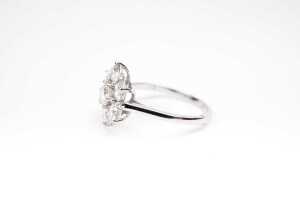 A diamond cluster ring in 14 carat white gold - 3
