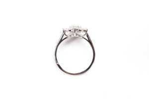 A diamond cluster ring in 14 carat white gold - 4