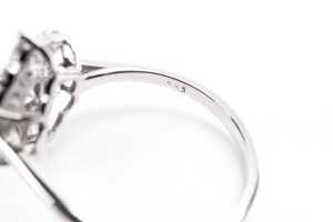 A diamond cluster ring in 14 carat white gold - 5