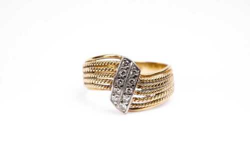 A vintage diamond ring in 18 carat yellow gold