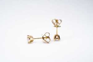 A pair of diamond stud earrings in 18 carat yellow gold - 3