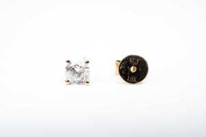 A pair of diamond stud earrings in 18 carat yellow gold - 4