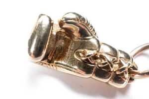 A solid boxing glove pendant in 9 carat yellow gold - 3