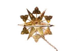 An antique seed pearl star brooch in 15 carat yellow gold - 4