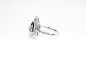 A Ceylon sapphire and diamond ring in 14 carat white gold - 2