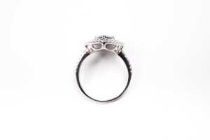 A Ceylon sapphire and diamond ring in 14 carat white gold - 3