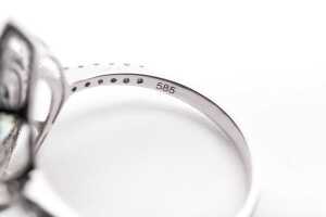 A Ceylon sapphire and diamond ring in 14 carat white gold - 4
