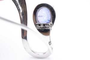 A Ceylon sapphire and diamond brooch in 18 carat white gold - 4