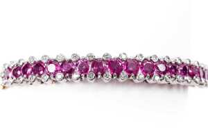 A ruby and diamond bangle in 14ct yellow and white gold - 3