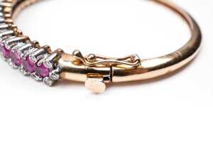A ruby and diamond bangle in 14ct yellow and white gold - 4