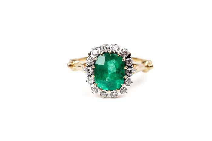 A Colombian emerald and diamond ring in 18 carat yellow gold