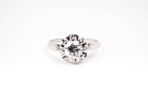 A vintage diamond ring in platinum