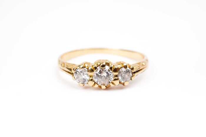 A diamond trilogy ring in 18 carat yellow gold