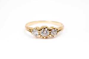 A diamond trilogy ring in 18 carat yellow gold
