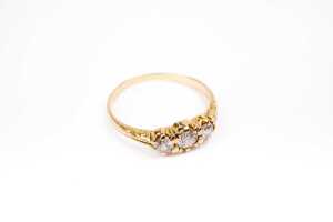 A diamond trilogy ring in 18 carat yellow gold - 2