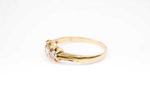 A diamond trilogy ring in 18 carat yellow gold - 3