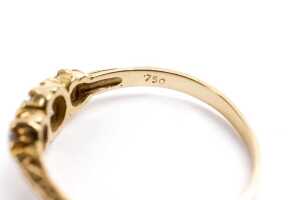 A diamond trilogy ring in 18 carat yellow gold - 5