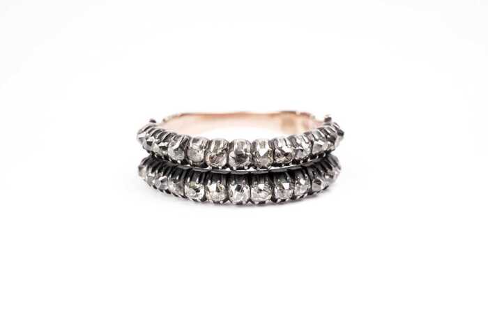 An antique diamond ring in 9ct yellow gold