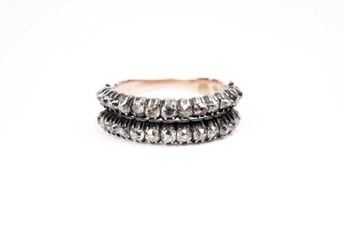 An antique diamond ring in 9ct yellow gold