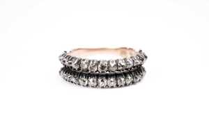 An antique diamond ring in 9ct yellow gold