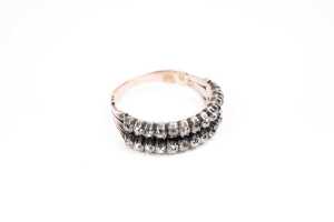 An antique diamond ring in 9ct yellow gold - 2