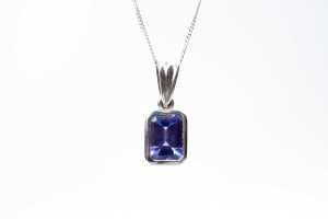 A tanzanite pendant and earring set in 18 carat white gold - 2