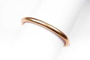 An antique hinged bangle in 15 carat yellow gold - 2
