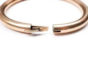 An antique hinged bangle in 15 carat yellow gold - 3